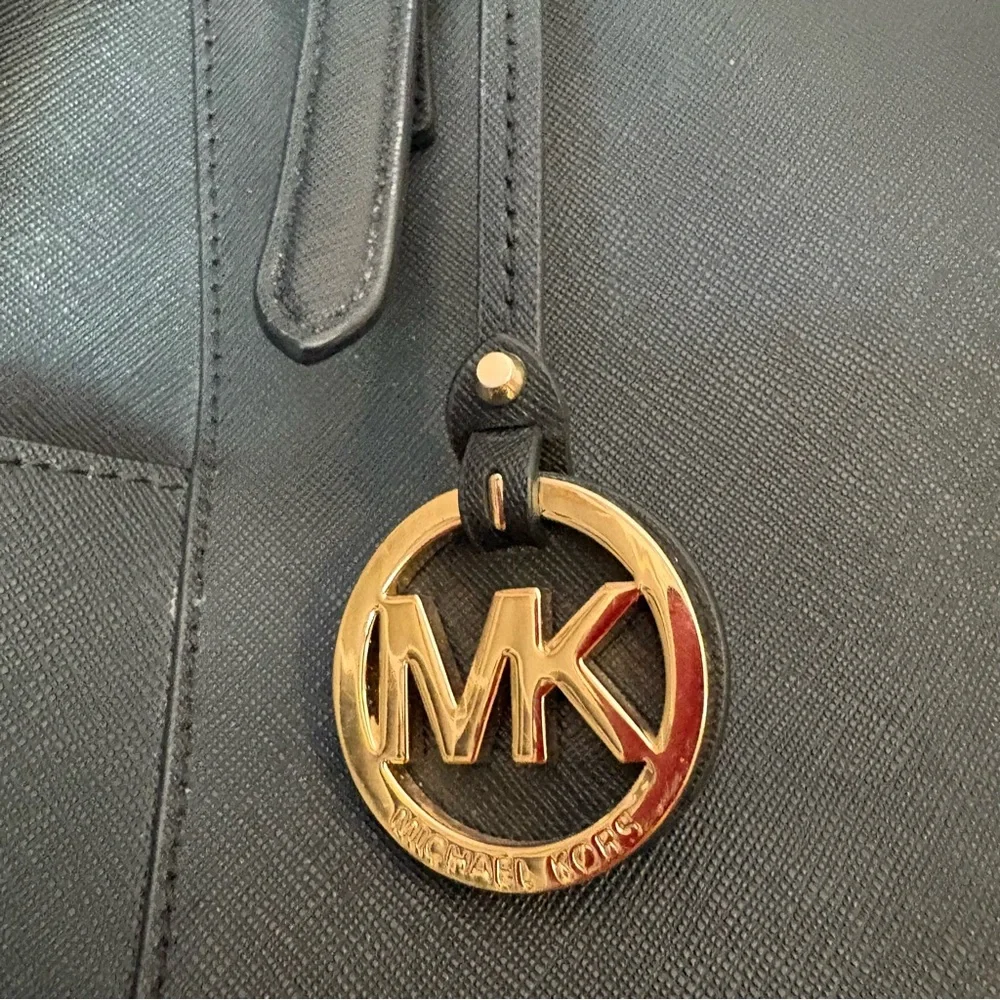 💙Michael Kors Black Tote Bag with Gold Hardware - Picture 2 of 7